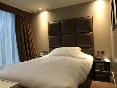 キングサイズのベッド。写真で見るより実際にはとても大きいです