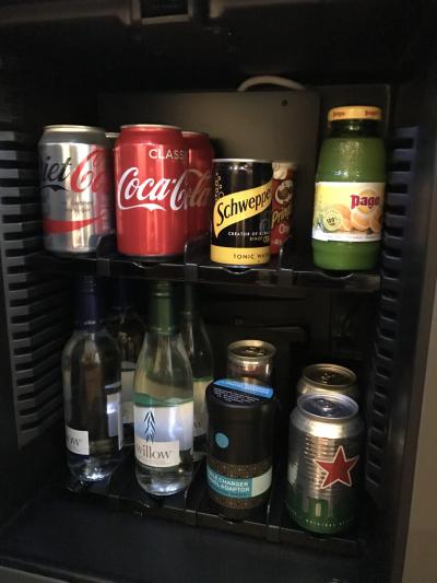 冷蔵庫の中身。色んなドリンクが完備してます。