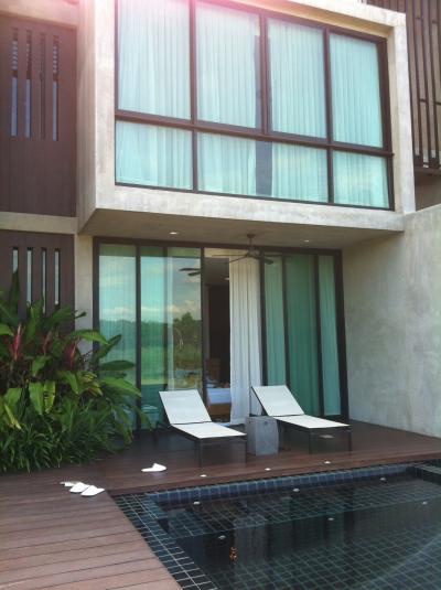 ベットの奥が客室です。