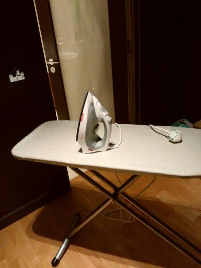 備え付けのアイロンとアイロン台　重宝しました