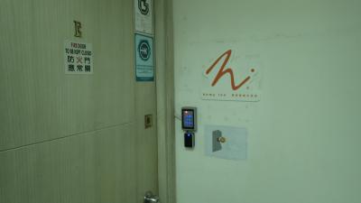 ホテル内に入るにはＩＣカードをかざしてドアを開けます