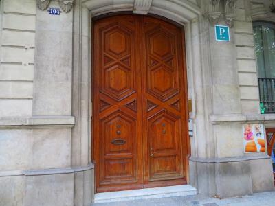 入口です。右側にインターホンがあります。