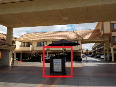 正面(真ん中は駐車場係さんのデスク)