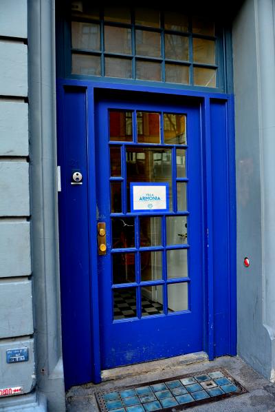 コバルトブルーのドアが入り口です。