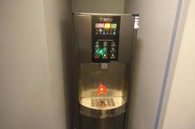 エレベータ横に設置の温水、冷水器