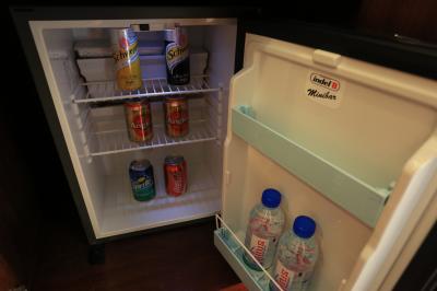 冷蔵庫内の飲み物は無料で飲める。1日1階補充