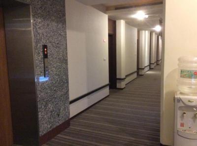 エレベーターは１つ。ラブホ利用のお客と子連れ客の鉢合わせ。。