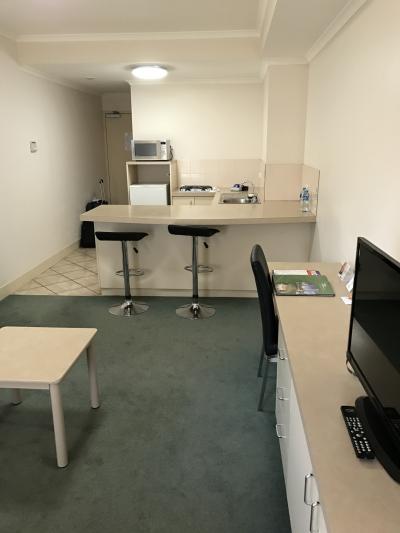 ワンルームマンション的。キッチンは一通り揃っている