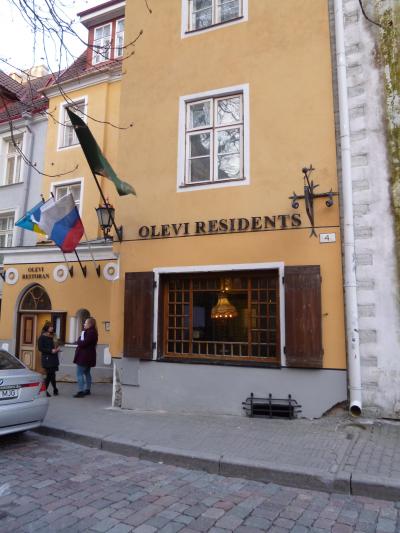 入口、外観、旗が出てます。