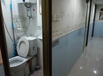 この廊下の奥の扉が数人の個室