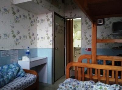 2段ベッドとシングルベッド2つの4人部屋