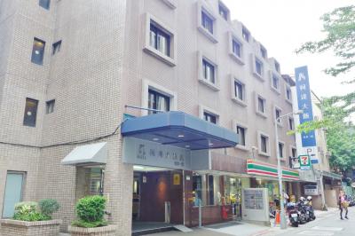 隣にコンビニがあります