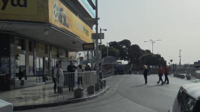 ホテル正面。どのバスを利用するにも非常に便利。