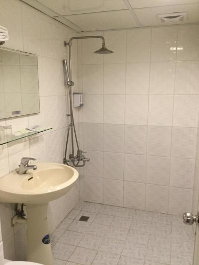 手前が入口・トイレ便器