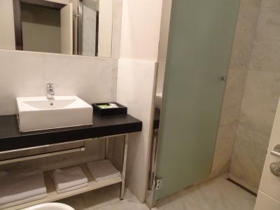 はるか上にシャワーがついています。アメニティは良かった。