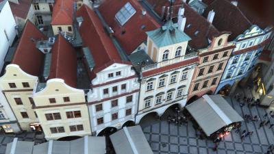 右から４つ目の白い建物