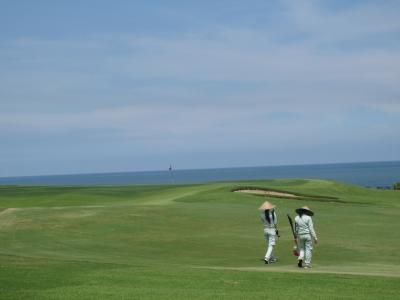 キャディさんが一人に一人ずつ付いてくれました(カートなのに)