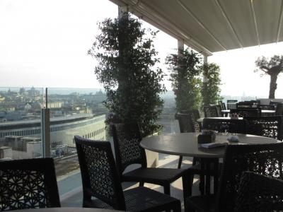 朝食会場はテラスもあります