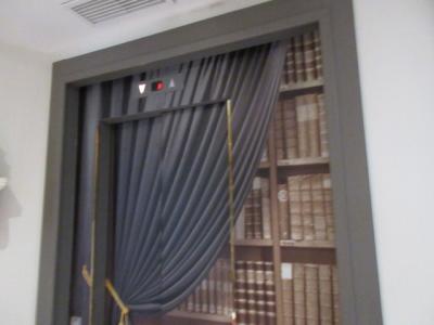 カーテン模様のエレベーター