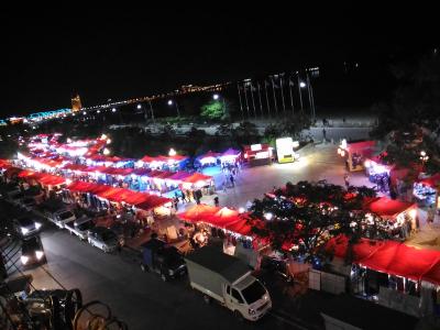 夜の川沿いは賑やかです。