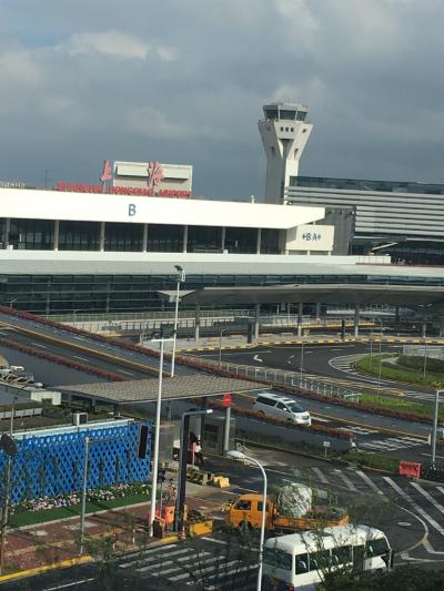 窓の外には虹橋空港