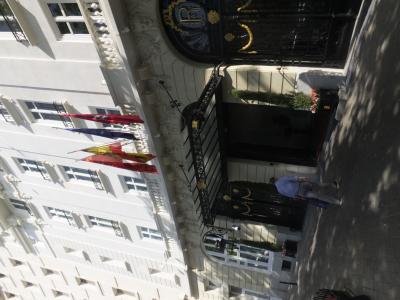 重厚な正面。ベルボーイが迎えてくれました。