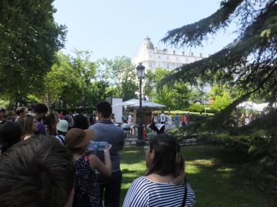 無料開放のプラド美術館の入場列に並びながらパチリ。