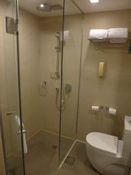 シャワー室の床面に明確な仕切りがないので、水が越境しやすいの