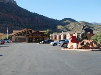 町を貫く車道から見ると、広い駐車場を挟んだ奥に受付棟あり。