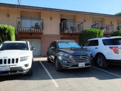 宿泊棟外観。１階の宿泊者用駐車場側のお部屋は避けましょう。