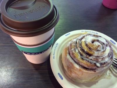 両替所もカフェもあります