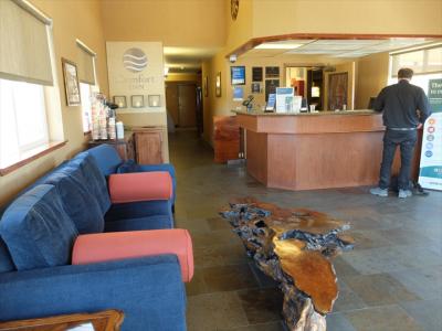 受付スタッフは私用電話をしていてなかなか出て来ませんでした