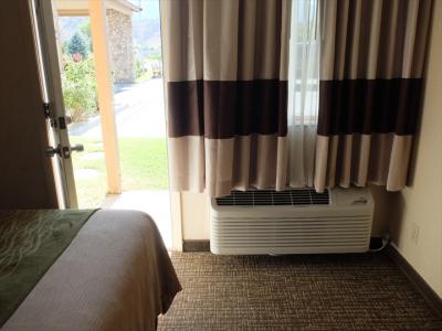 １階の部屋には外へのドアがあり、車からの荷物の出し入れが楽。