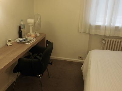 外を眺めても他室の窓が見えるだけ。風も来ない。