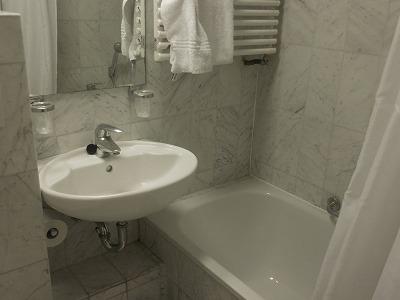 日本人は湯につかると疲れが取れるような気になるものですね