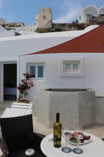 バルコニーと部屋(写真上部はイアのメインストリート）