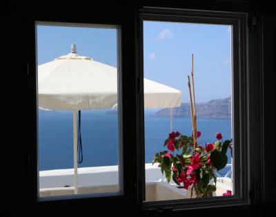 部屋の窓からはエーゲ海が。