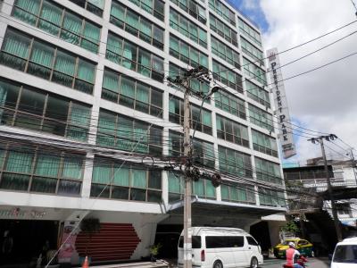 スクムビットSOI24の奥にあるプレジデント パーク ホテル、棟による格差が大きい。