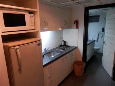 キッチン付で大きな冷蔵庫があるが臭かった。