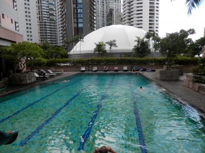 プールは別棟にある