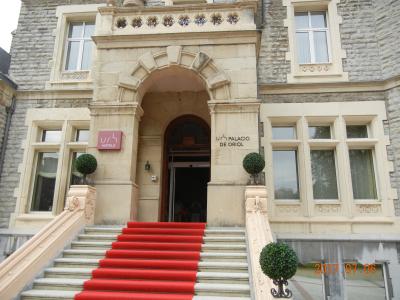 ここを年配者の客が運びます。