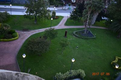 バスはこの先に見える道路に到着しました。