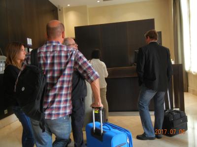 ロビー：受付は1名　皆さん順番を待ってます。　