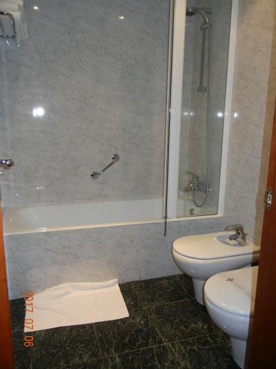 バスの湯を抜くと、便器下から流れてきます。洗面も流れにくい。