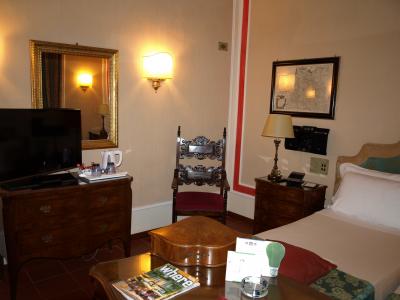 壁の古地図の下にはCDステレオが設置