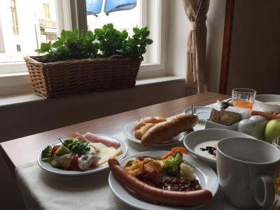 朝食会場。朝陽が差し込みいい雰囲気。