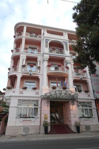 夕刻のホテル外観