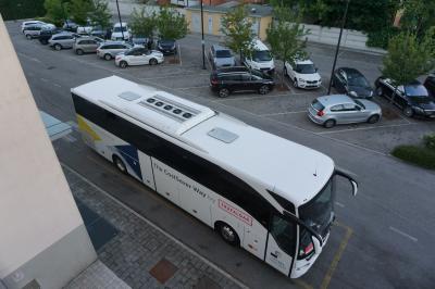 広い無料駐車場がある。