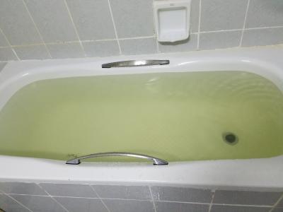 風呂は湯量豊富なれど水質が悪い　配管が古いのかな
