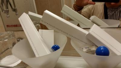 歯ブラシ、シャワーキャップ、乳液